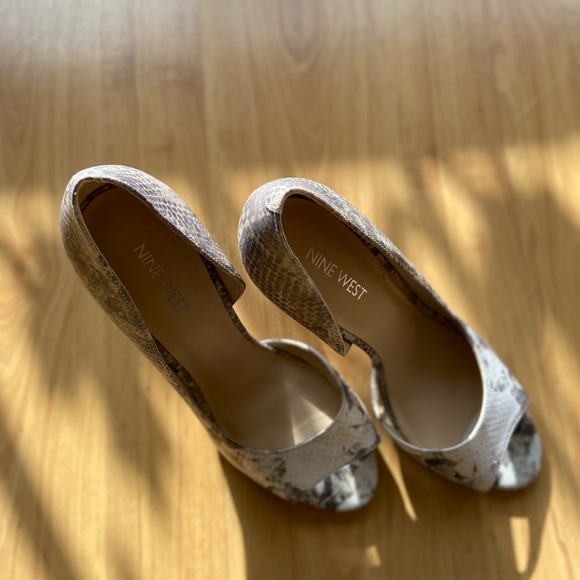 Light heels US7 - Picture 2 of 5